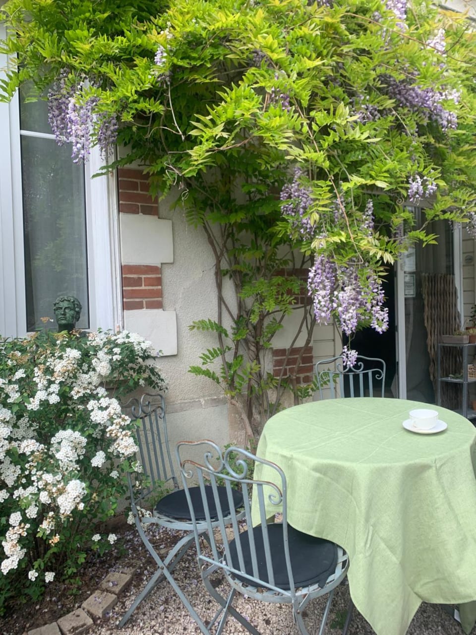 Les Troglos de la Tufolière Bed and Breakfast in Centre-Val de Loire