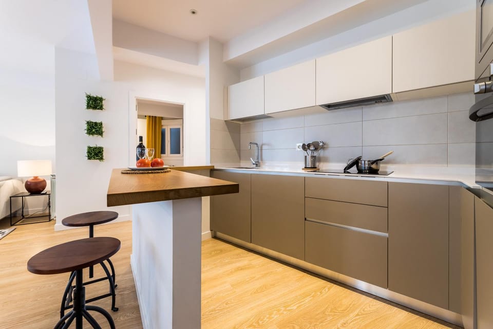 Kitchen or kitchenette, Dining area, stove