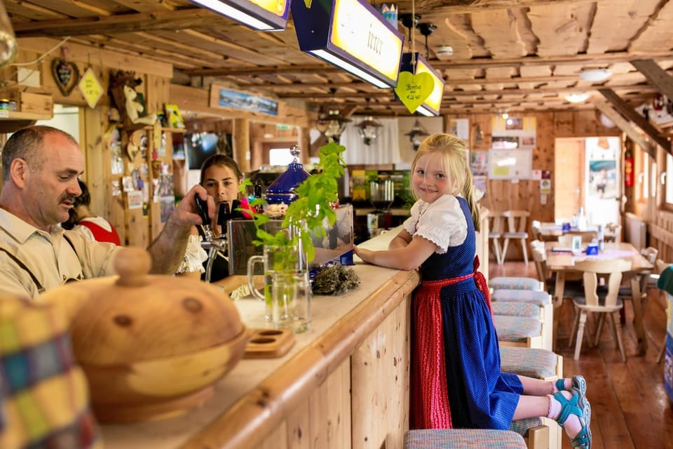 People, Lounge or bar, Food and drinks, Shopping Area, Facility for disabled guests