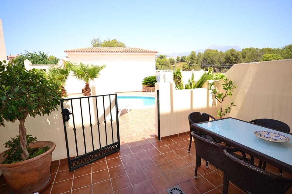 Patio, Day, Swimming pool