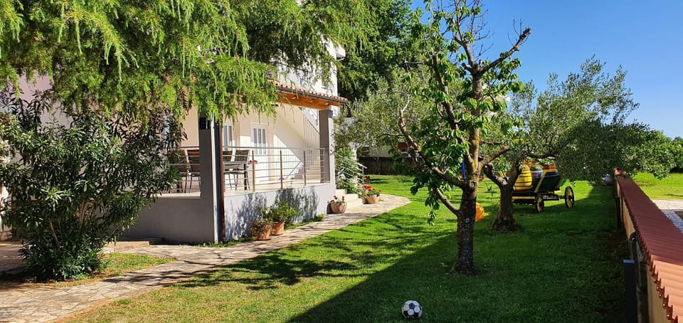 Property building, Day, Natural landscape, Garden, Garden view