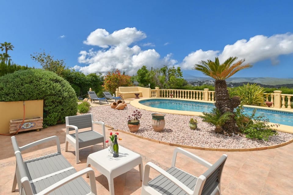 Dining area, Swimming pool