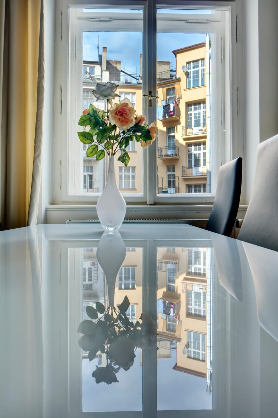 Decorative detail, Seating area, Dining area, Street view