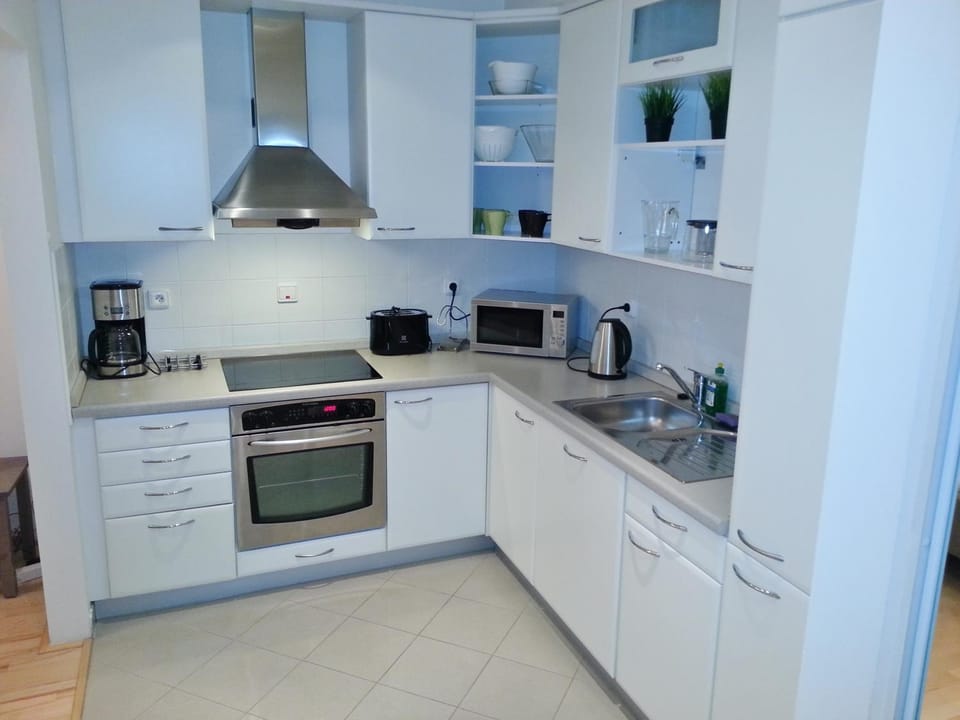 Coffee/tea facilities, Kitchen or kitchenette, Photo of the whole room