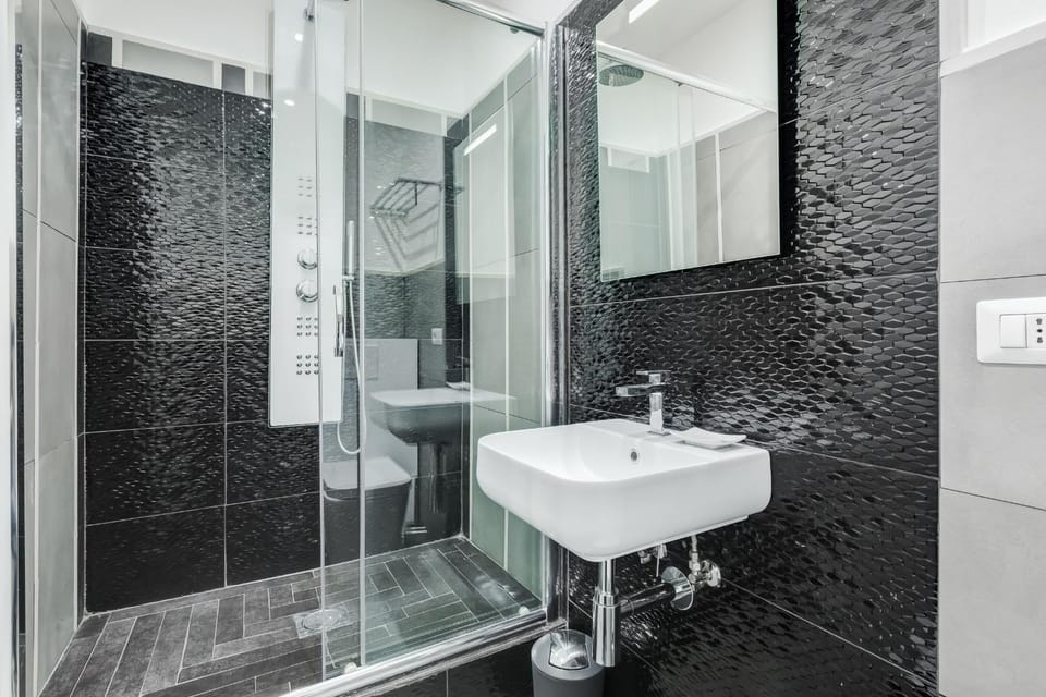 Shower, Toilet, Bathroom, towels
