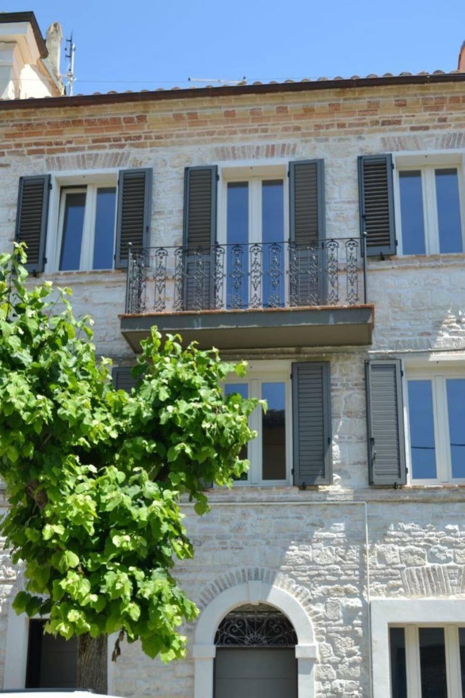 Property building, Day, Balcony/Terrace