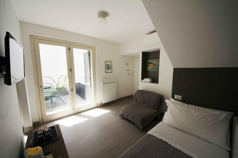 Bed, TV and multimedia, Bedroom