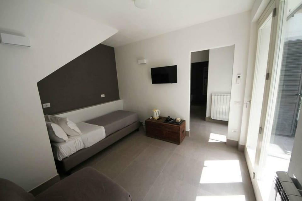 Bed, TV and multimedia, Photo of the whole room, Bedroom