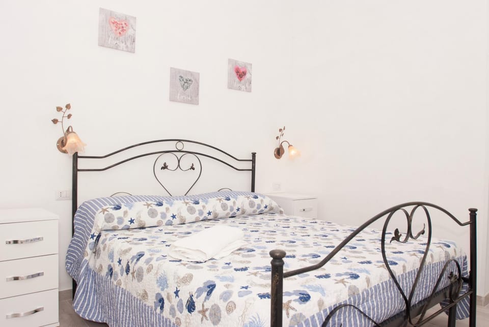 Bedroom, Mountain view