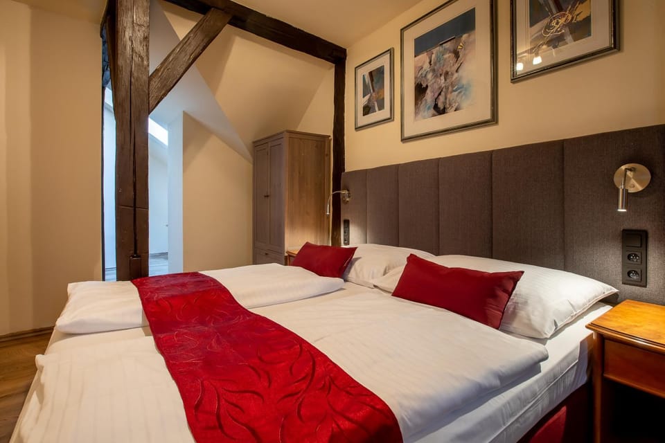 Bed, Photo of the whole room, Seating area, wardrobe