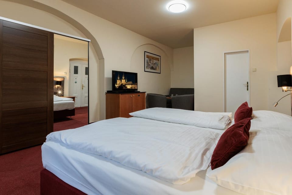 Bed, Photo of the whole room, Seating area, wardrobe