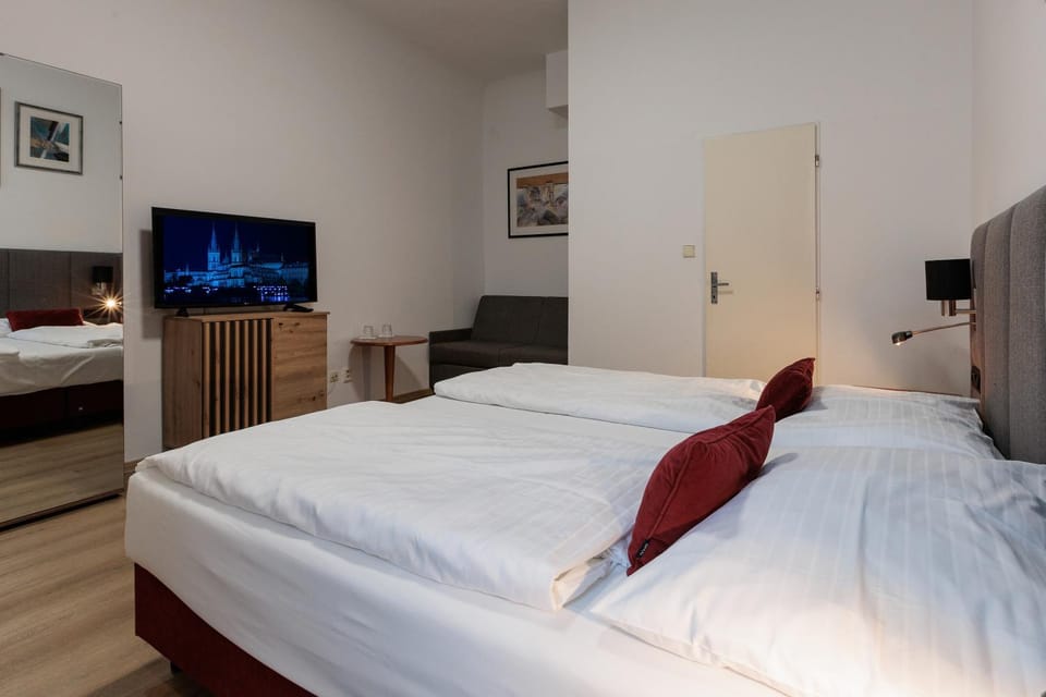 Bed, TV and multimedia, Photo of the whole room
