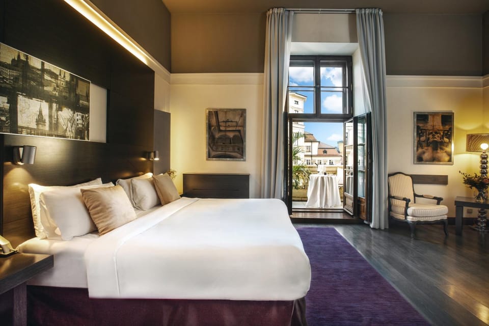 Bed, Seating area