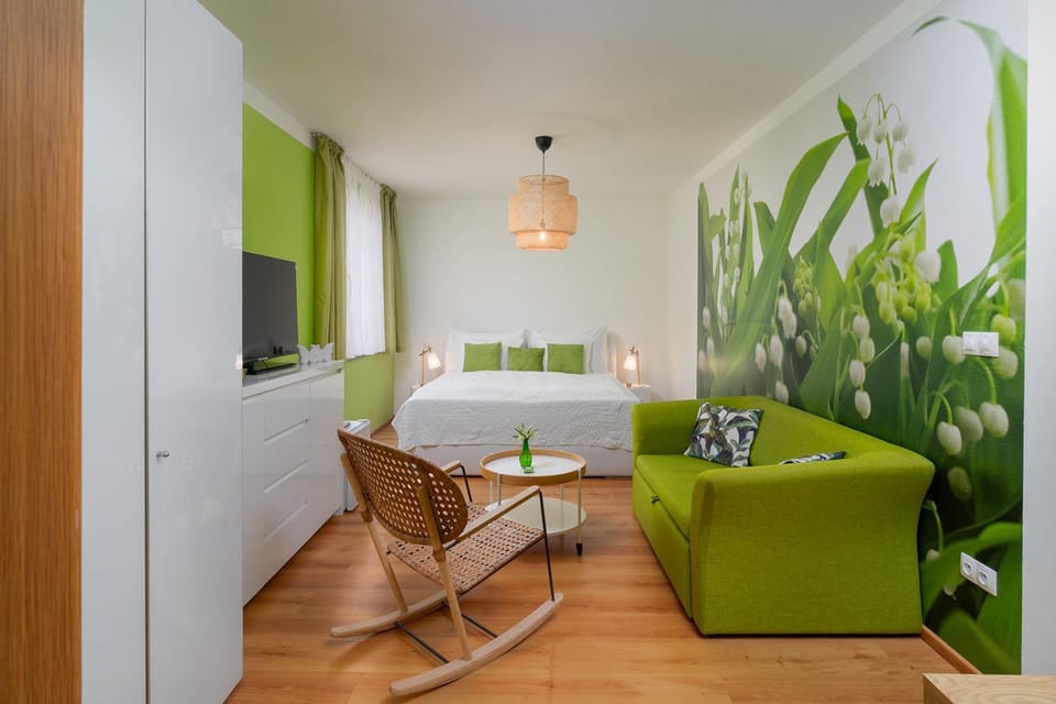 Bed, Seating area