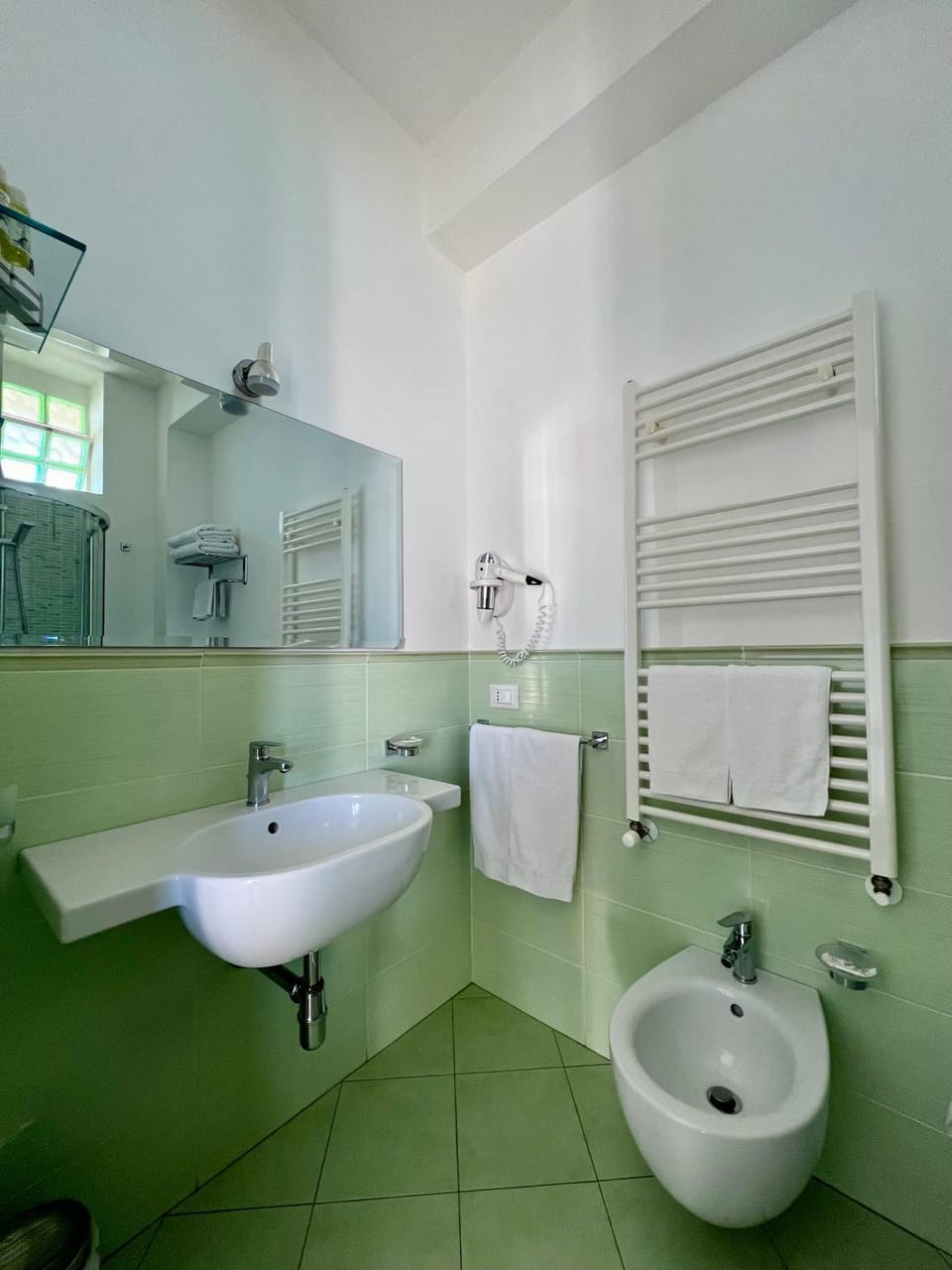 Shower, Toilet, Bathroom, bidet, towels