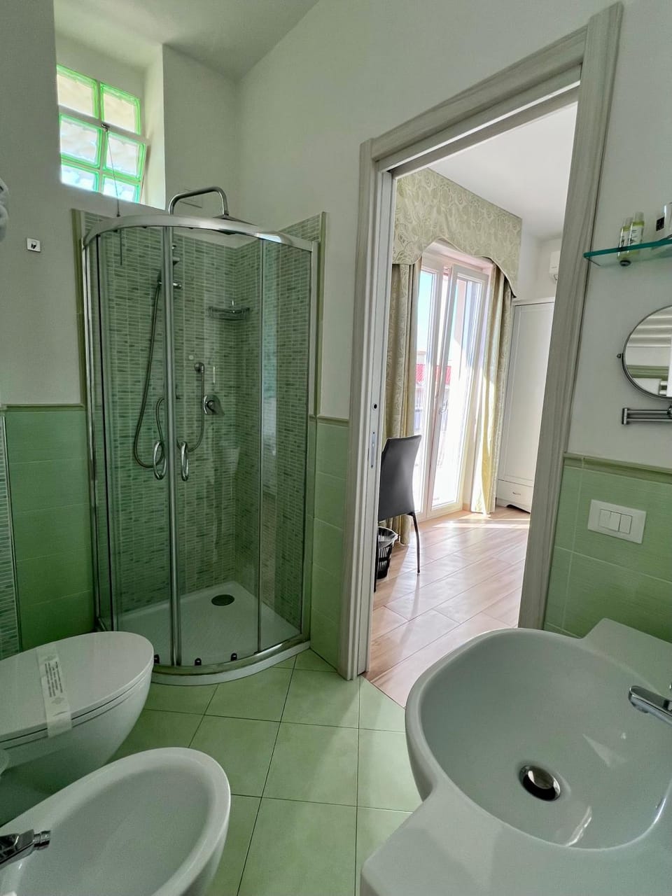 Shower, Toilet, Bathroom, bidet, towels