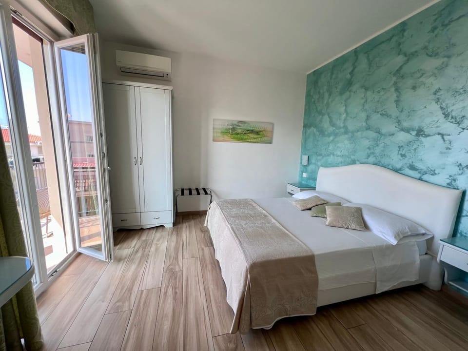 Balcony/Terrace, Bedroom, wardrobe, air conditioner