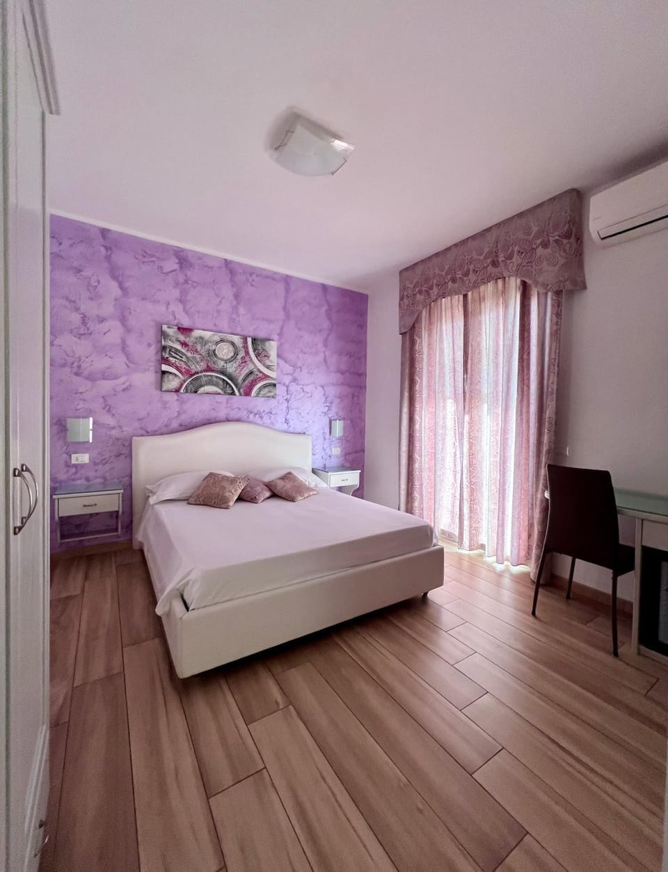 Bed, TV and multimedia, Photo of the whole room, Bedroom, oven, wardrobe, air conditioner