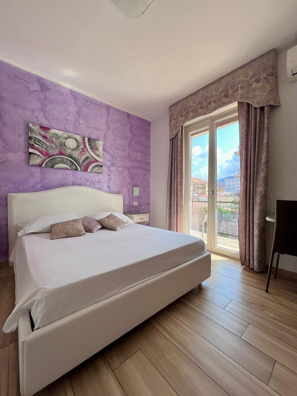Bed, TV and multimedia, Balcony/Terrace, Photo of the whole room, Bedroom, locker, oven, air conditioner