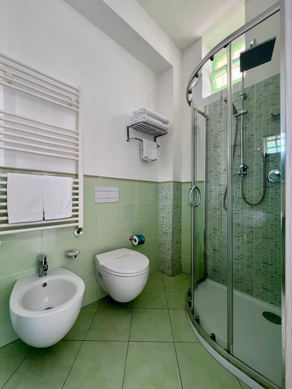Shower, Toilet, Bathroom, bidet, towels