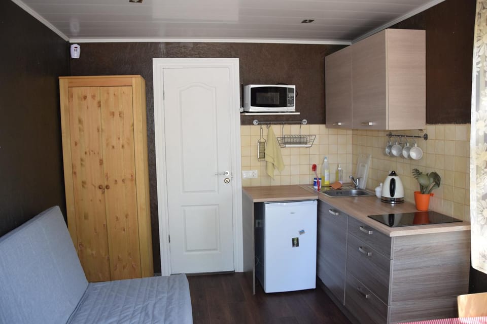 Coffee/tea facilities, Kitchen or kitchenette, Photo of the whole room, stove