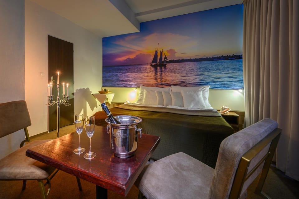 Bed, Photo of the whole room, Decorative detail, Bedroom