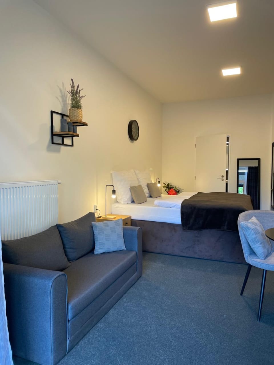 Bed, Photo of the whole room, Seating area, Bedroom