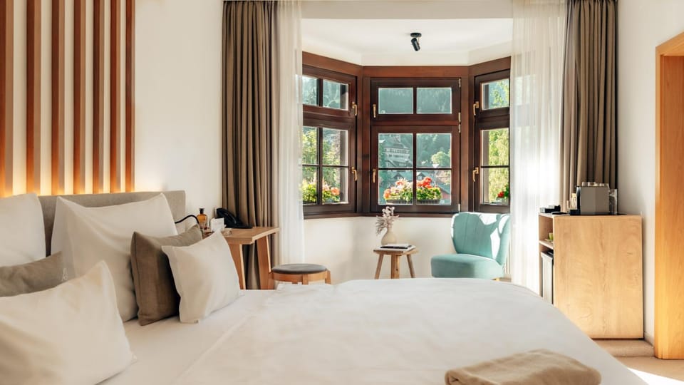 Bed, Seating area, Bedroom, Mountain view, Drinks, minibar