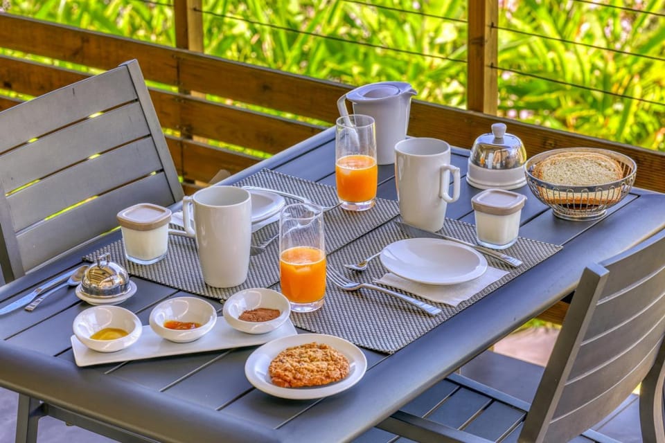 Day, Food and drinks, Dining area, Food, Breakfast, Continental breakfast