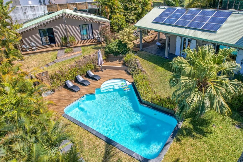 Property building, Patio, Day, Garden, Pool view, Swimming pool, Swimming pool, sunbed