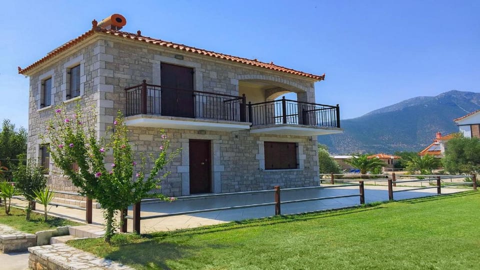 Property building, Spring, Day, Natural landscape, Garden, Garden view, Mountain view