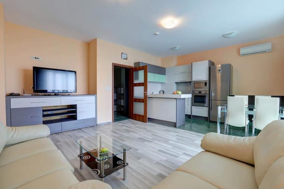 TV and multimedia, Kitchen or kitchenette, Living room, Dining area