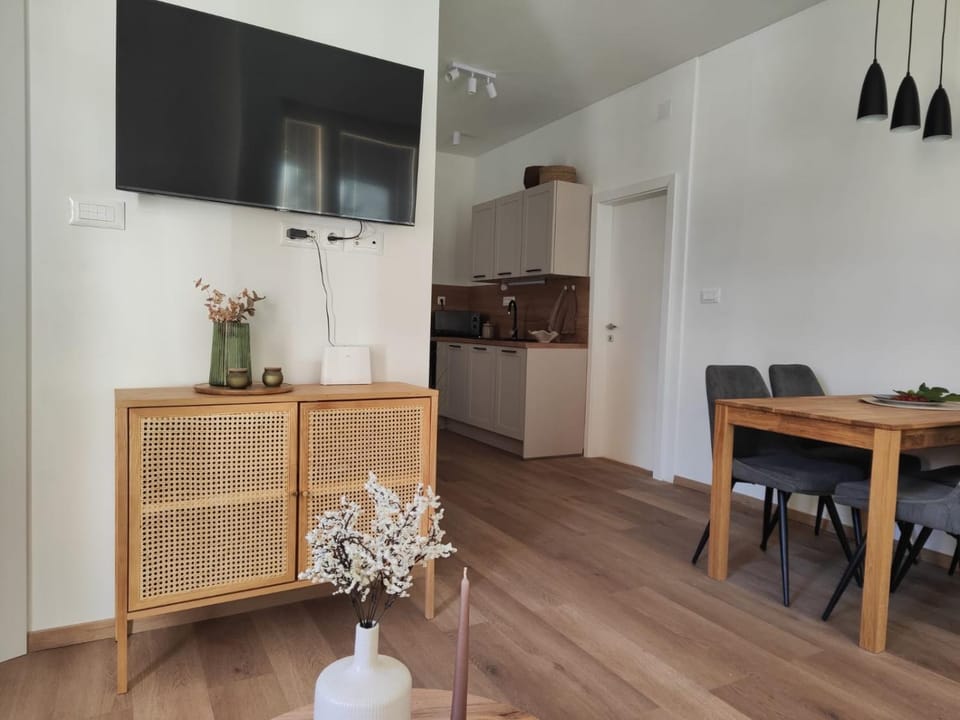 TV and multimedia, Kitchen or kitchenette, Living room