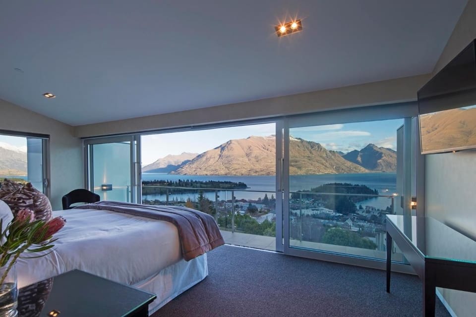 Bed, TV and multimedia, Balcony/Terrace, Bedroom, Lake view, Mountain view