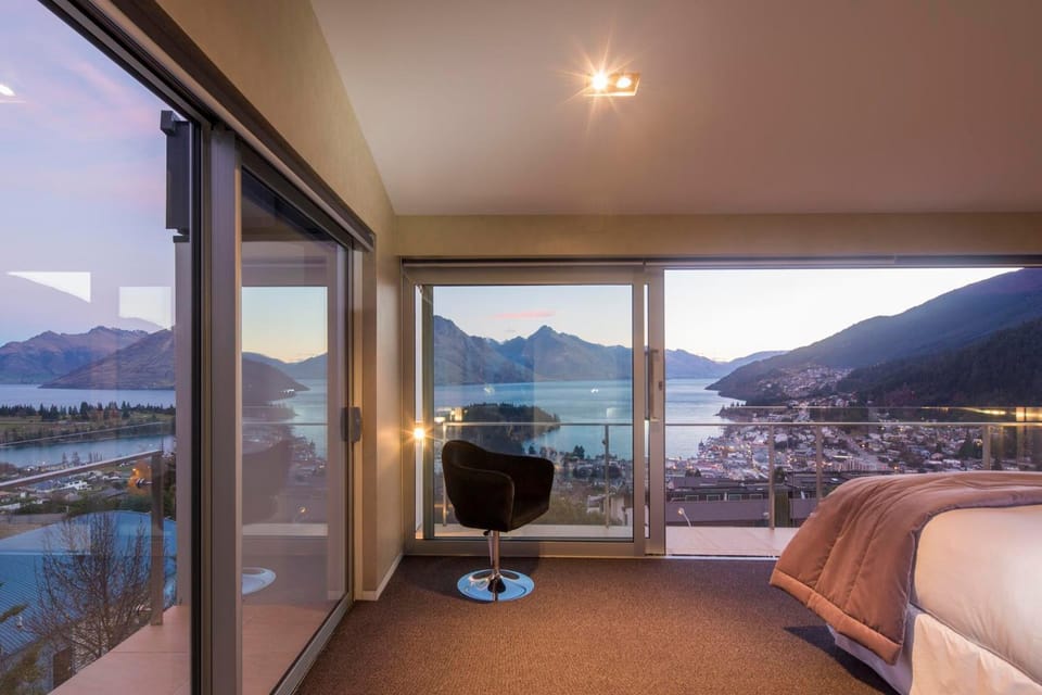 Bed, Balcony/Terrace, Bedroom, City view, Lake view, Mountain view