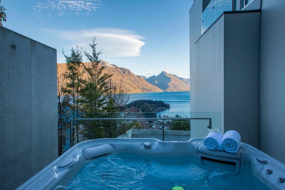 Property building, Hot Tub, Lake view, Mountain view