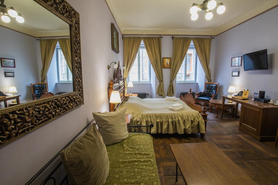Bed, TV and multimedia, Photo of the whole room, Seating area, Bedroom