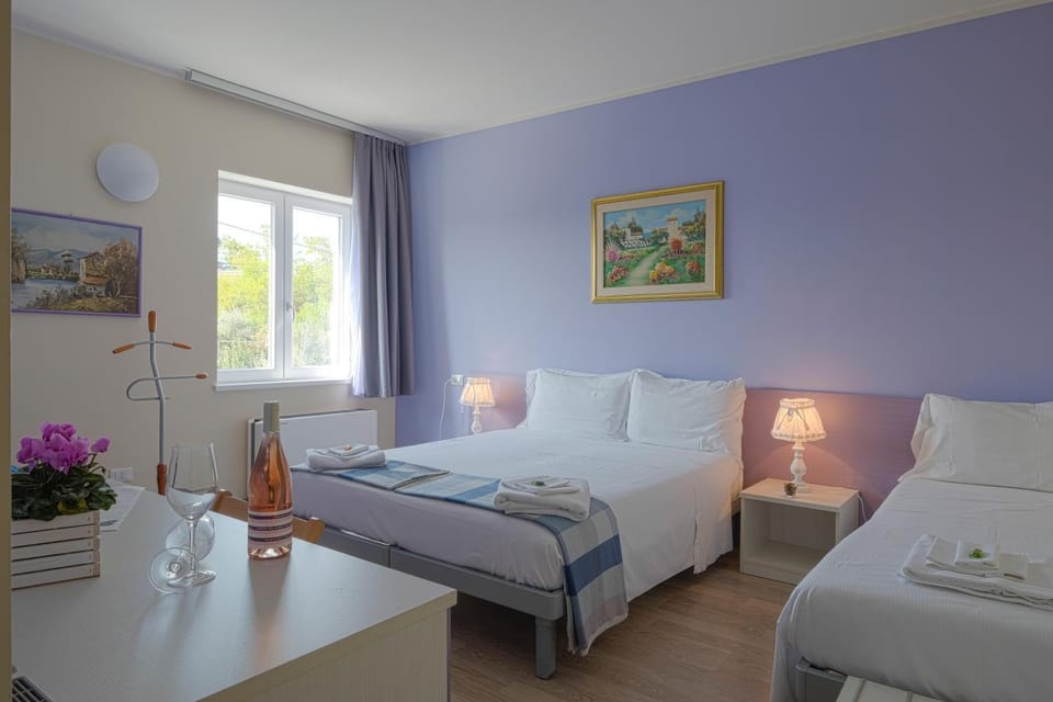 Toilet, Bed, TV and multimedia, Photo of the whole room, Decorative detail, Bedroom, On site, cot, Family, Facility for disabled guests