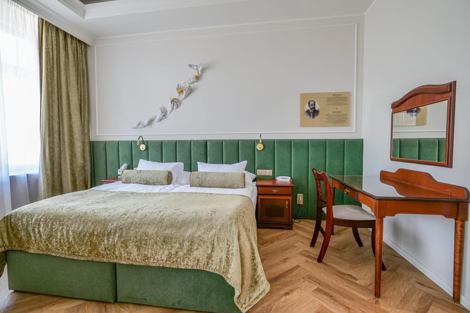 Bed, View (from property/room), Seating area, Bedroom, City view