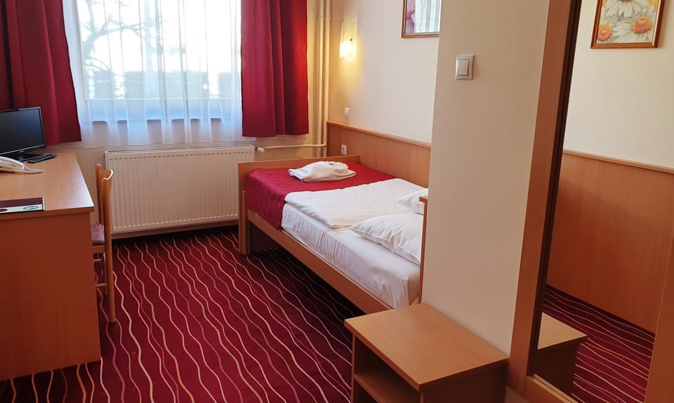 Bed, TV and multimedia, Photo of the whole room, Bedroom, towels