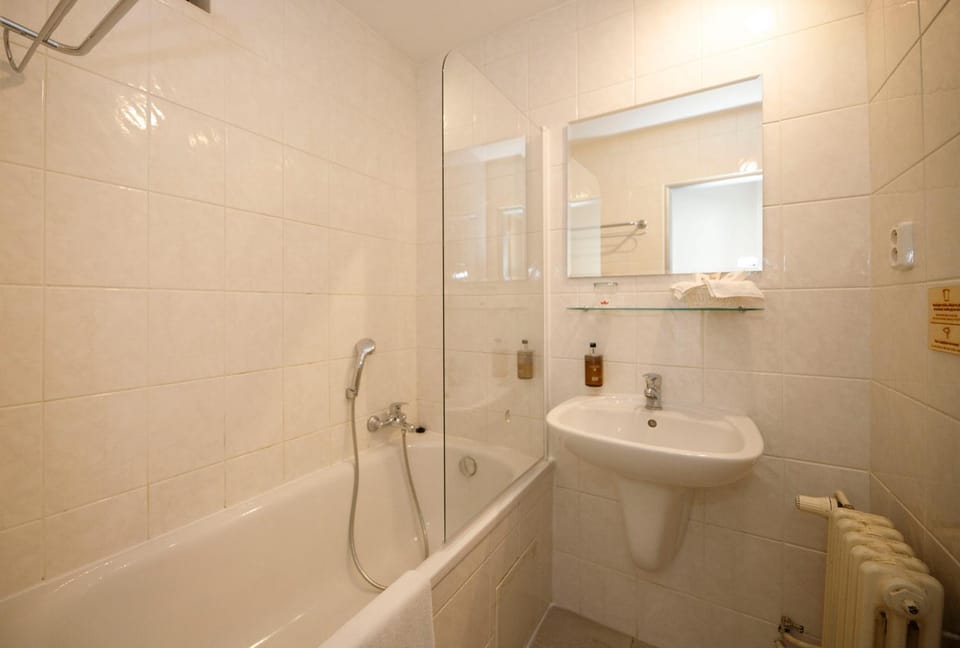 Bathroom, Decorative detail, Bath, towels