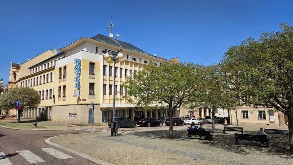 Property building, Spring, Day, Location