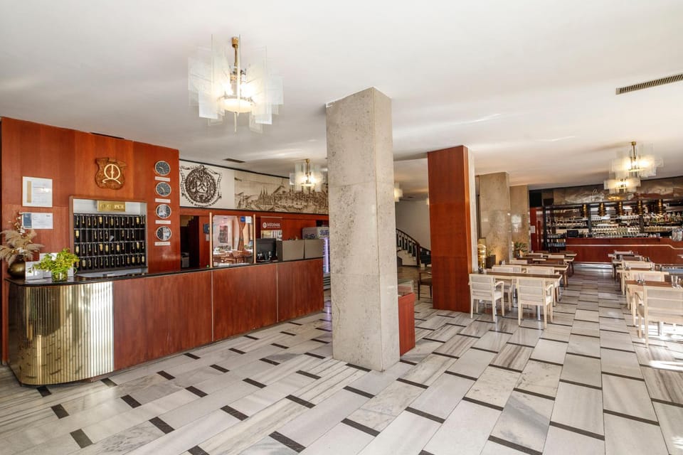 Restaurant/places to eat, Lobby or reception, Lounge or bar