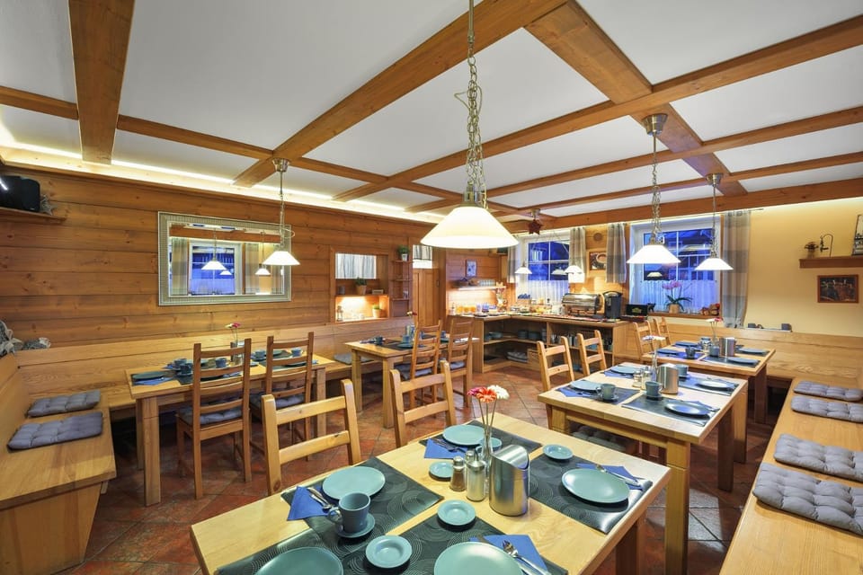 Restaurant/places to eat, Seating area