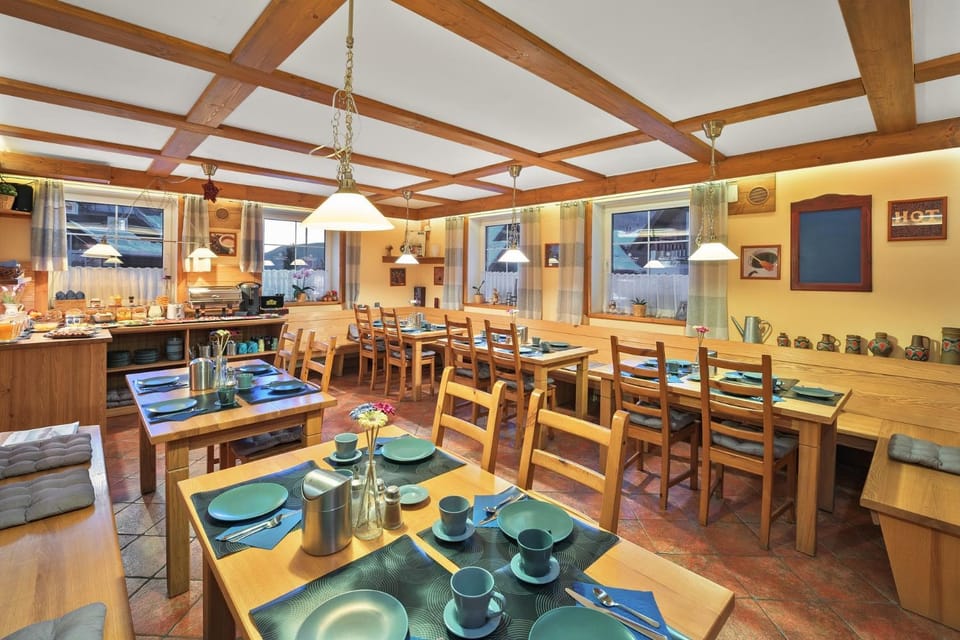 Restaurant/places to eat, Seating area