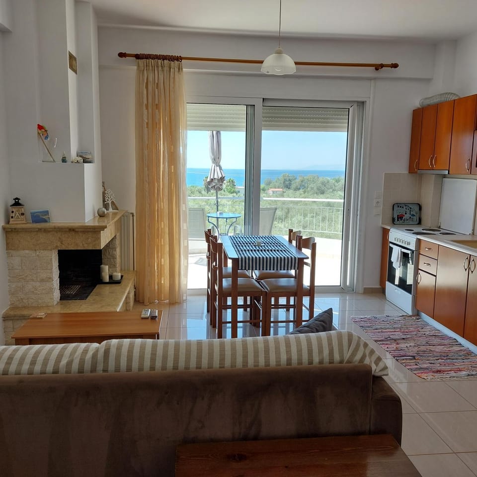 Kitchen or kitchenette, Seating area, Dining area, Sea view, fireplace