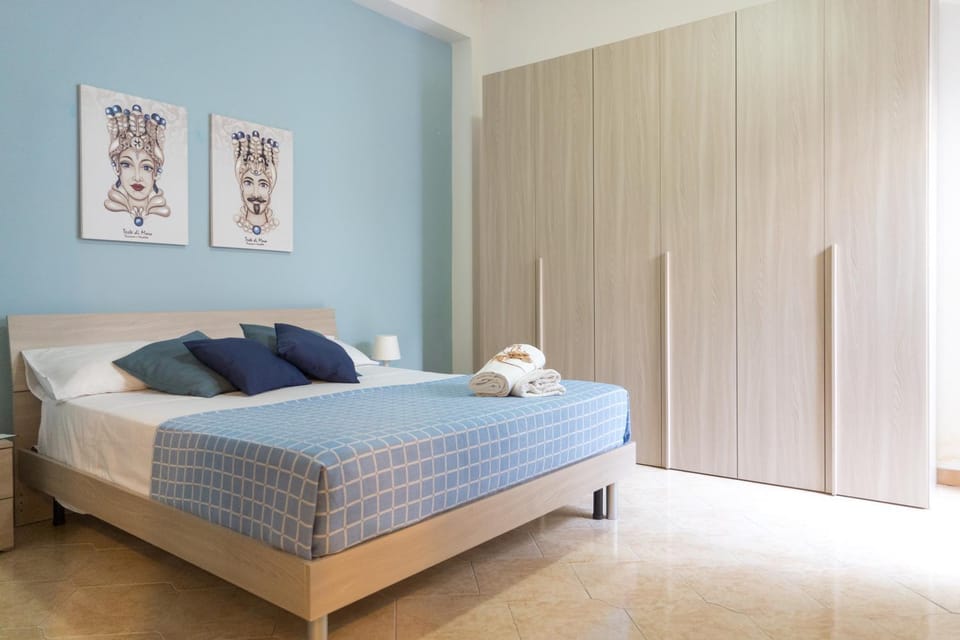 Bedroom, wardrobe, air conditioner