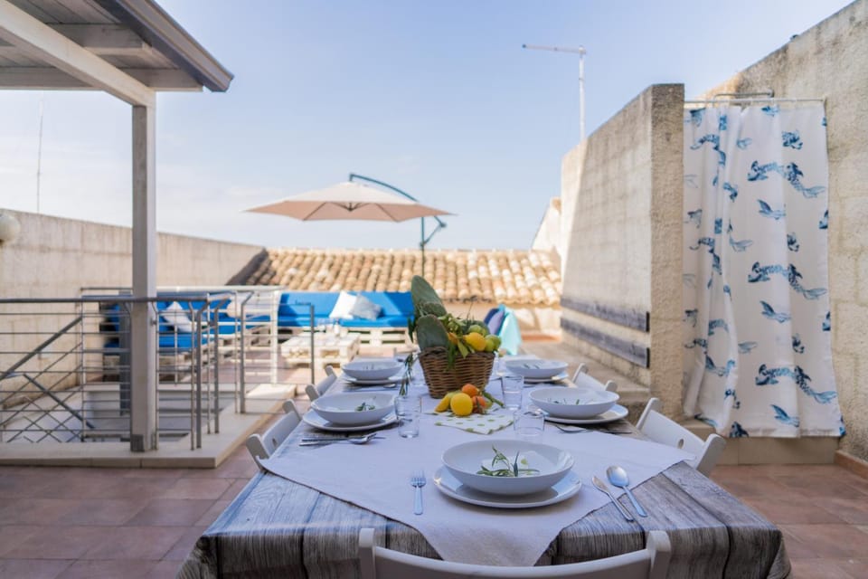 Shower, Property building, Balcony/Terrace, Dining area, Evening entertainment, Dinner
