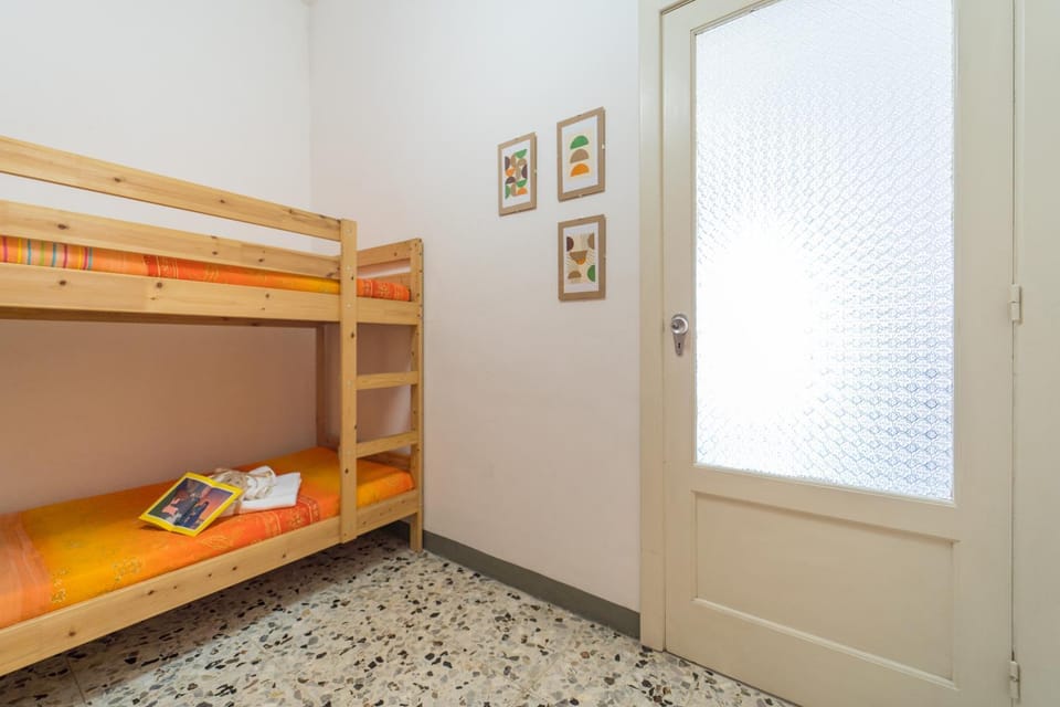 Bedroom, children, young children, older children, bunk bed