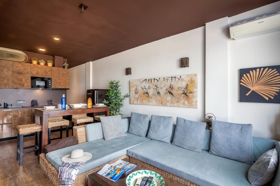 Kitchen or kitchenette, Living room, Seating area, Dining area